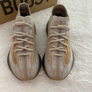 🔥Yeezy boost 380 size 6.5 in mens (7 in women)